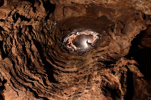 Aven de la Barelle (Causse Méjean, Lozère) - Descente par un spéléo du troisième puits de 35 m(SP-18-0361)